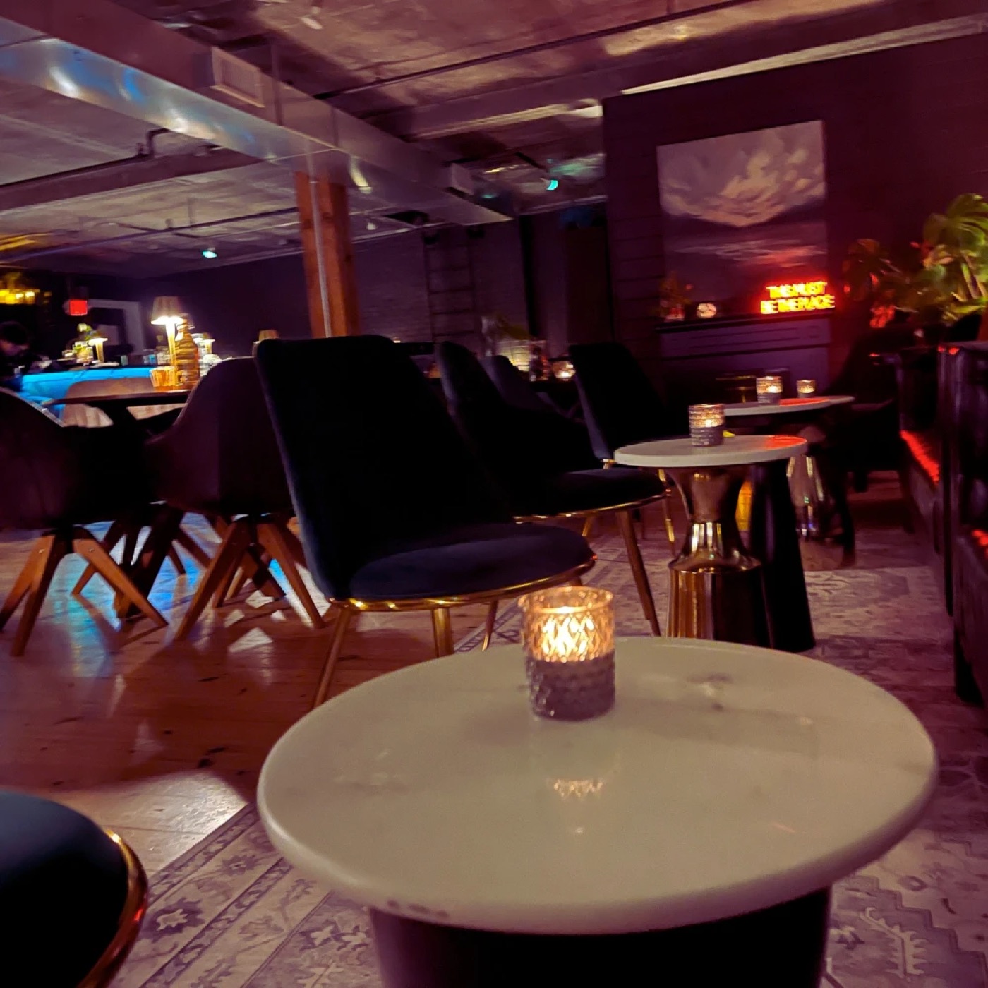 roho-lounge-night A table card reading 6th Floor Star in the ROHO lounge